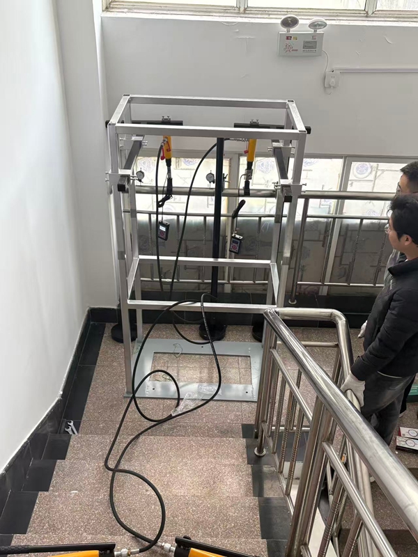 欄桿活荷載試驗(yàn)